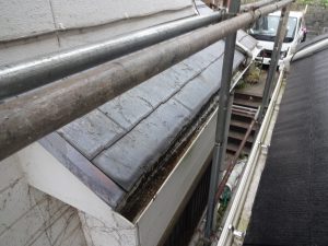 雨水が溜まっている軒樋