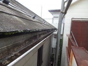 歪んでいる軒樋