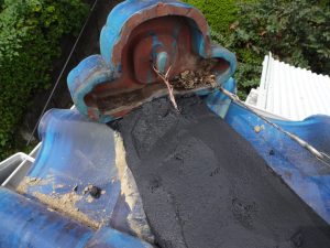 鬼瓦の銅線固定