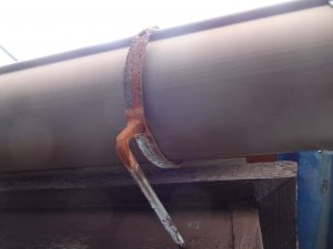 劣化して錆びた吊り金具