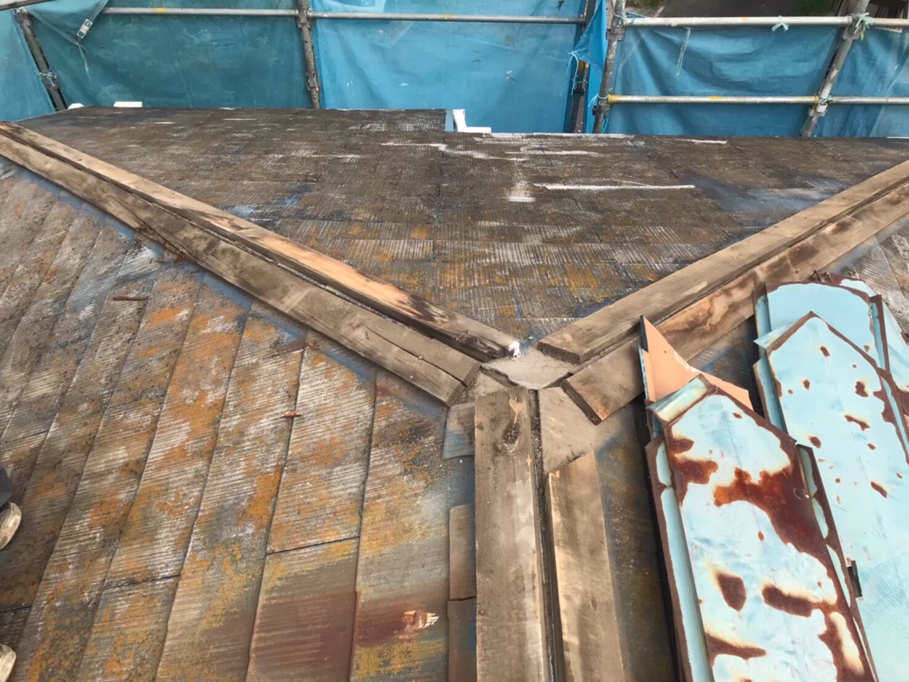 劣化したスレート屋根材