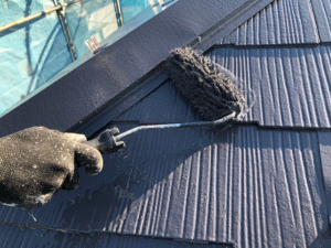 屋根上塗り作業