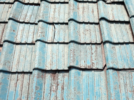 セメント瓦の割れ