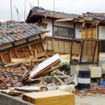 倒壊した瓦屋根