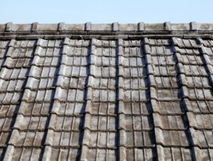 劣化したセメント瓦