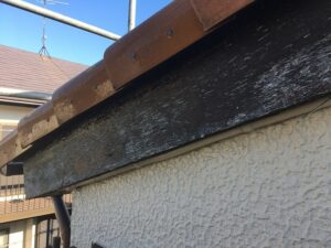 劣化した破風板