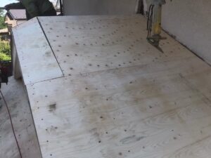 下屋根(ベニヤ張り)