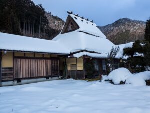 雪の茅葺屋根