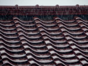 雨が降っている屋根