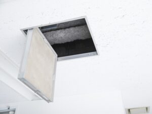 開かれた天井点検口