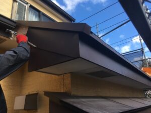 破風板金施工中