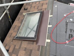 天窓まわり板金施工中