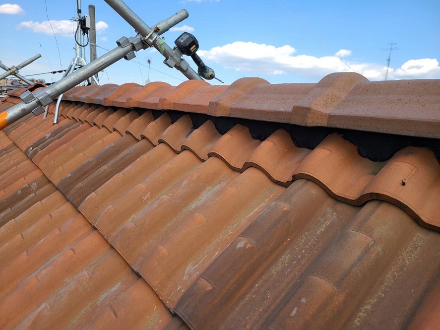 棟瓦の積み直し仕上げ