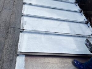 瓦棒屋根下塗り