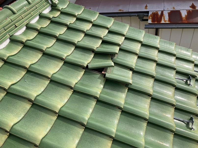 桟瓦の浮き、外れ