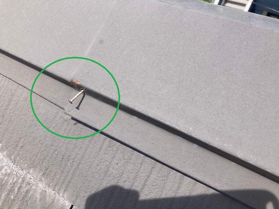 棟板金の釘浮き