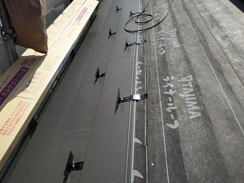 新規屋根材張り