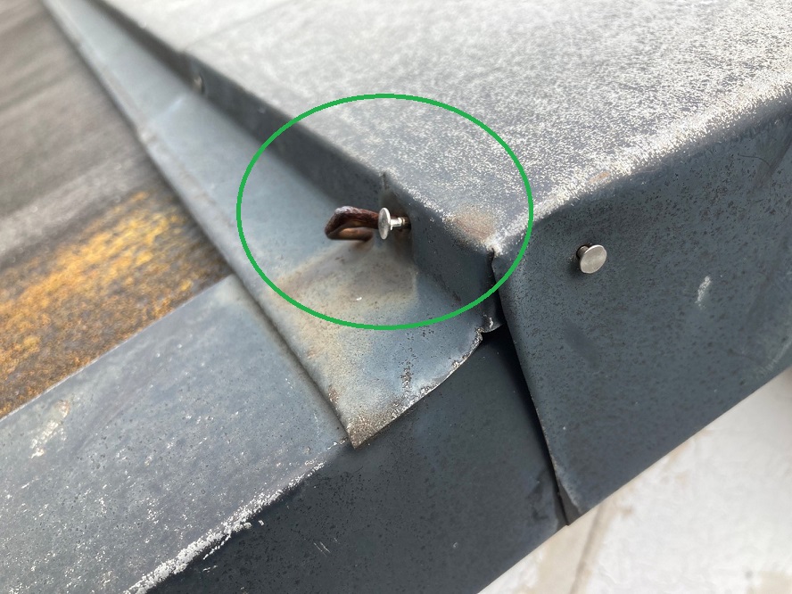 棟板金の釘浮き