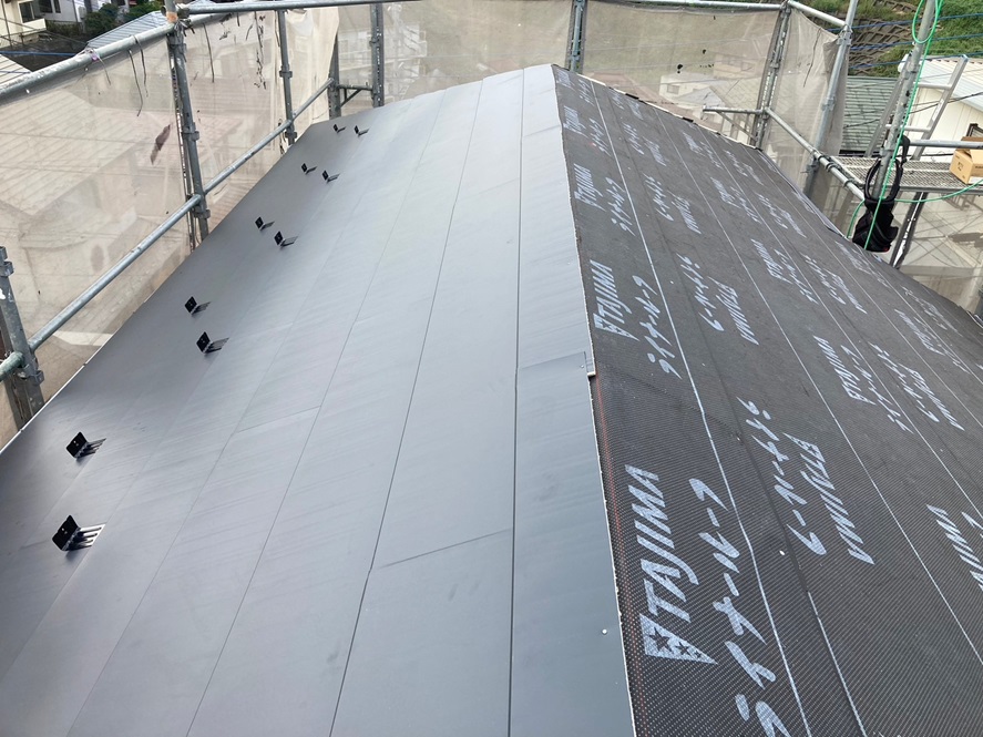 新規屋根材張り