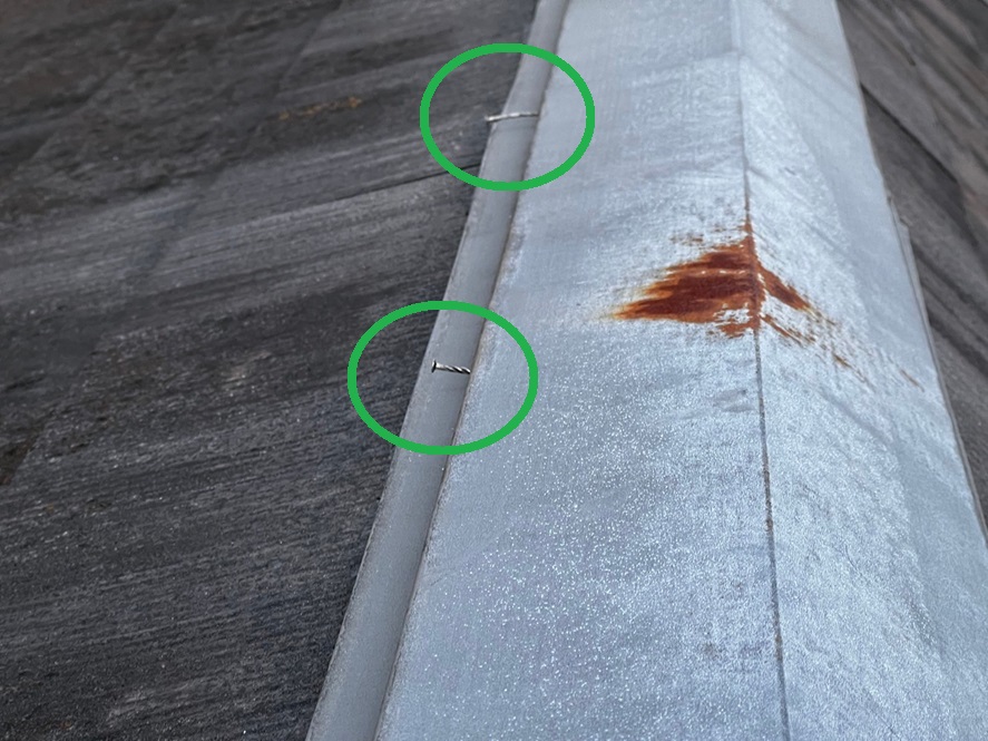 棟板金の釘浮き