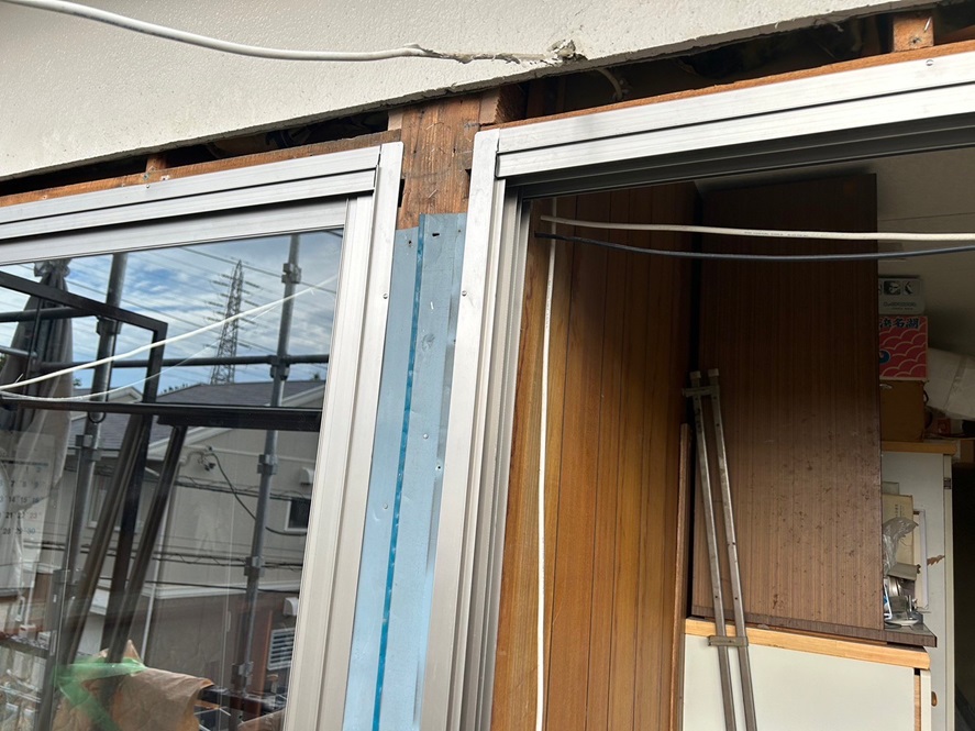 サッシ取付け