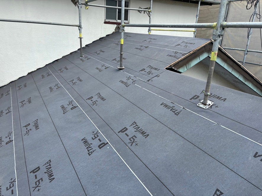 下屋根防水紙張り